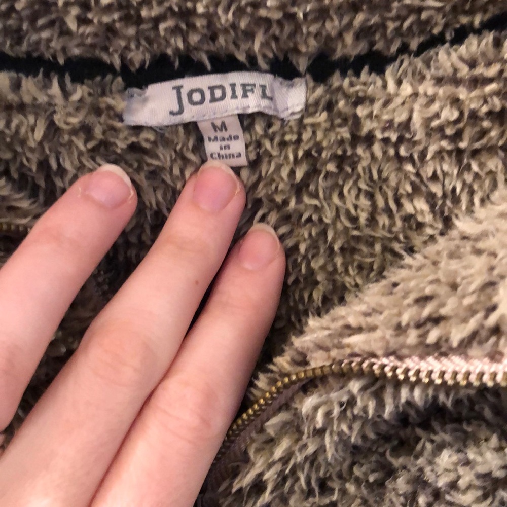 Size medium pullover - Picture 2 of 4
